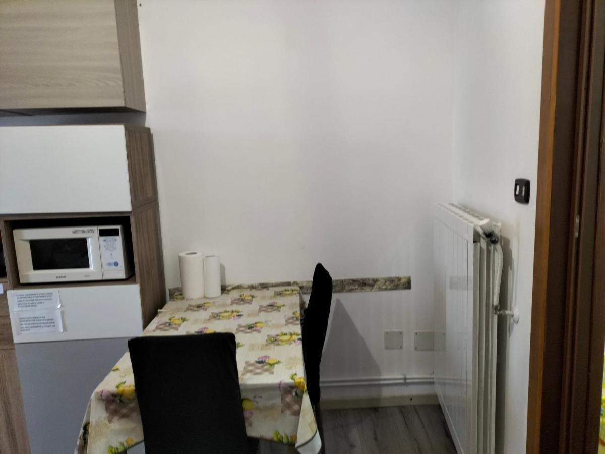 Affitti Brevi Ferrera Monolocale Ferrera 20 Minuti Da Rho Fiera E San Siro Apartman Bareggio Kültér fotó